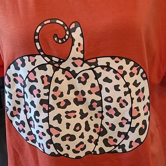 Orange short sleeved t-shirt with animal print pumpkin XL cuffed sleeves - Picture 2 of 7
